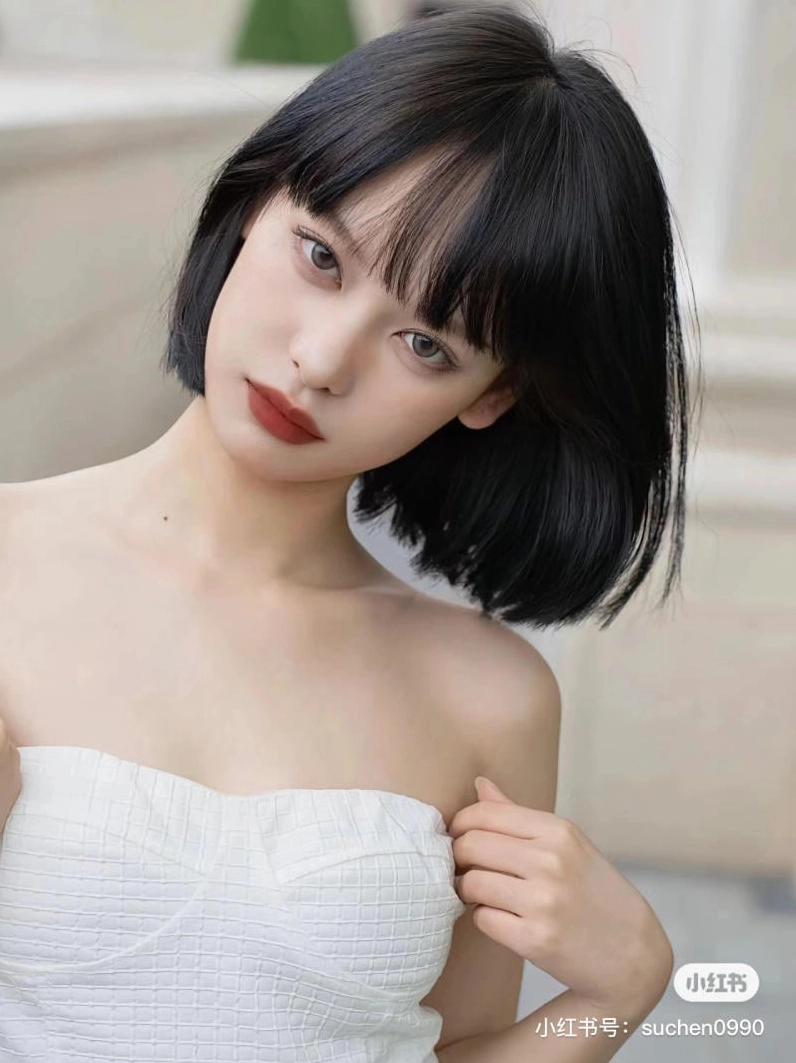 Cô gái tóc ngắn đáng yêu với biểu cảm dễ thương