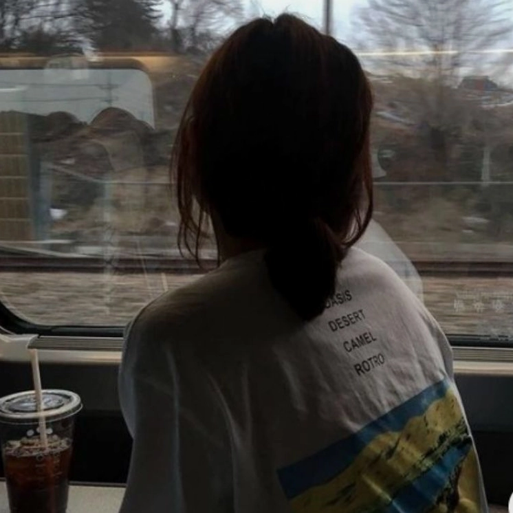 Cô gái tóc ngắn quay lưng lặng lẽ trong ánh chiều tà