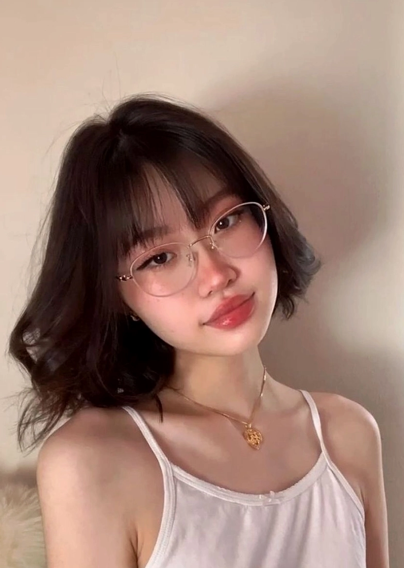 Cô gái tóc ngắn xinh đẹp che mặt đầy quyến rũ và bí ẩn trong trang phục bikini