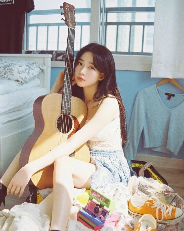 Cô gái trẻ học chơi guitar và nâng cao kỹ năng qua từng bài học âm nhạc