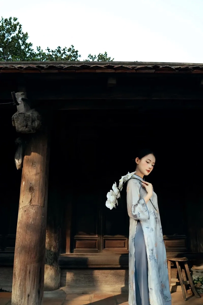 Cô gái trẻ tạo dáng e ấp duyên dáng cùng tà áo dài truyền thống thướt tha