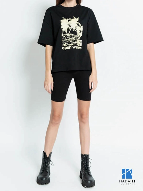 Cô gái trẻ trung dạo phố với set đồ áo thun form rộng và quần short mát mẻ thoải mái