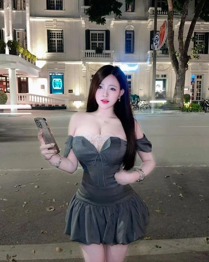 Cô gái trẻ trung khoe phong cách thời trang năng động và lôi cuốn