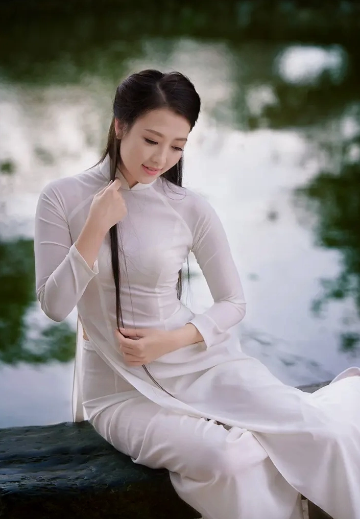 Cô gái trẻ trung mặc áo dài Việt Nam cười rạng rỡ làm bừng sáng cả khung hình