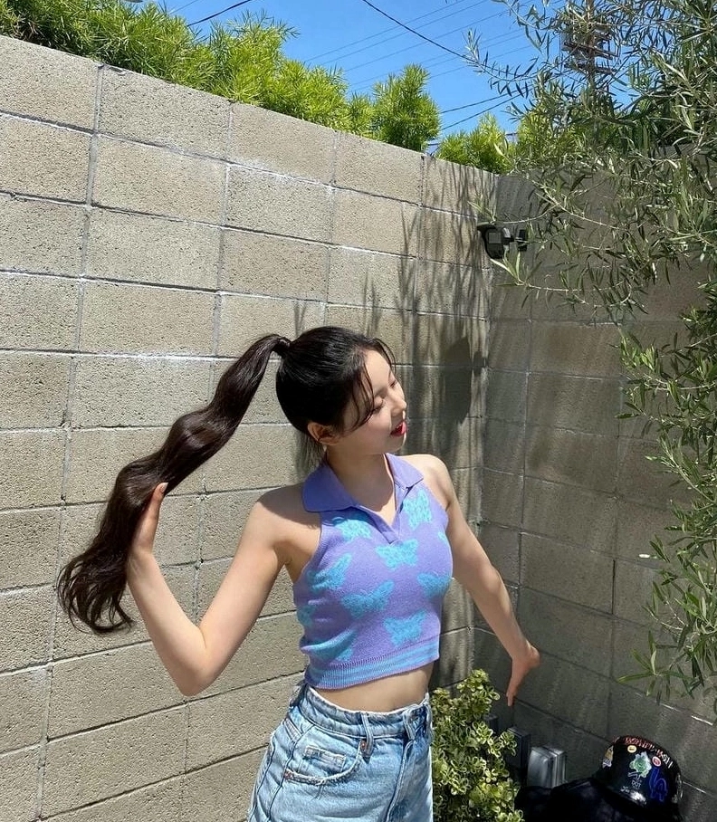 Cô gái trẻ trung năng động diện áo croptop tràn đầy sức sống