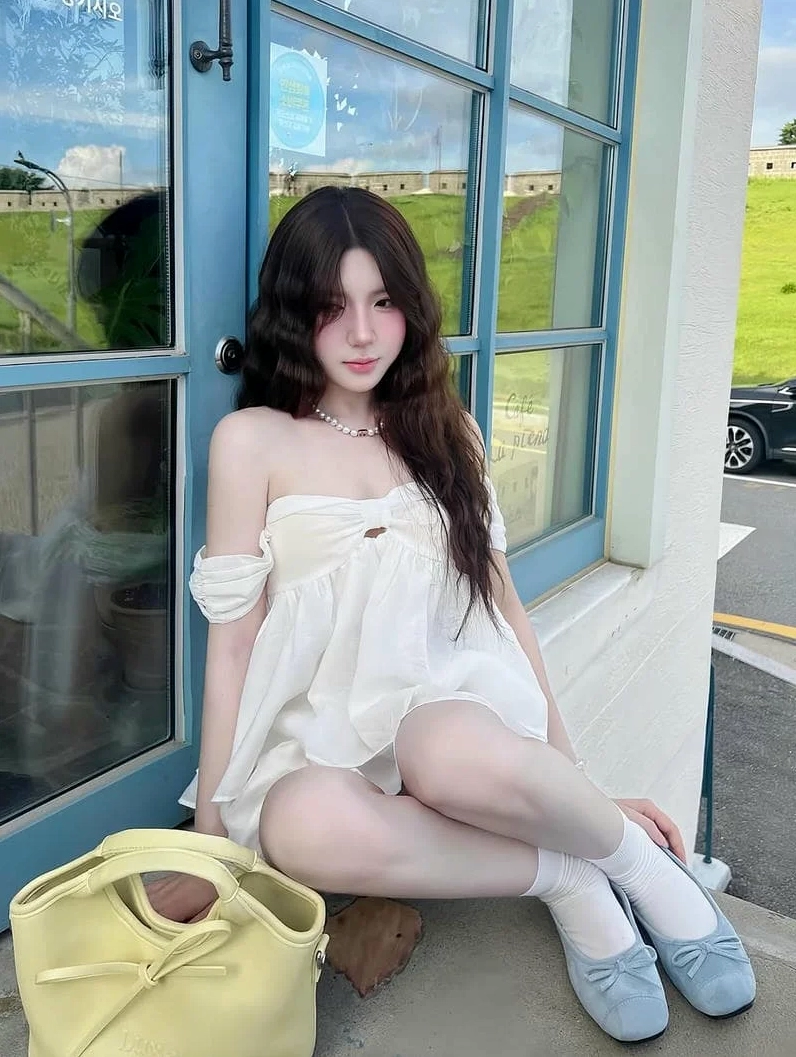 Cô gái trẻ trung ngây thơ với ánh nhìn trong sáng