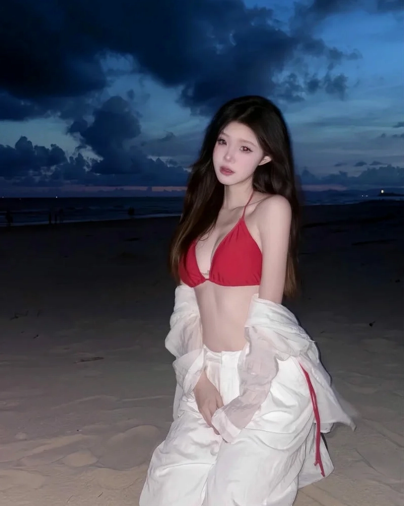 Cô gái Trung Quốc diện bikini với thần thái kiêu sa và lôi cuốn