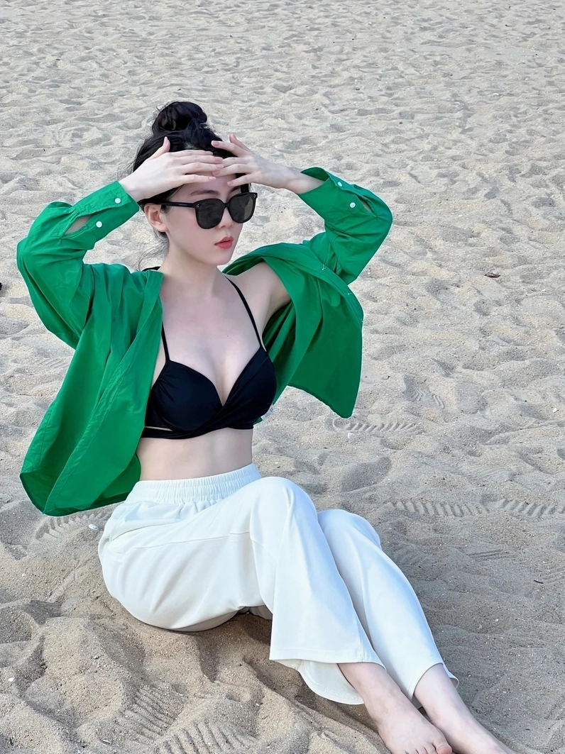 Cô gái tự tin khoe vẻ đẹp rực rỡ và thân hình săn chắc trong bộ bikini