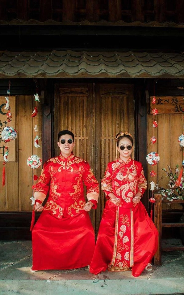 Cô gái tự tin tạo dáng ngoài trời với chiếc áo dài mỏng thướt tha trong gió