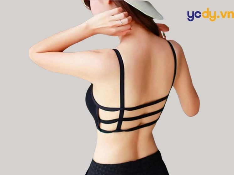 Cô gái tuổi teen tự tin khoe cá tính với chiếc áo 3 dây thiết kế trẻ trung