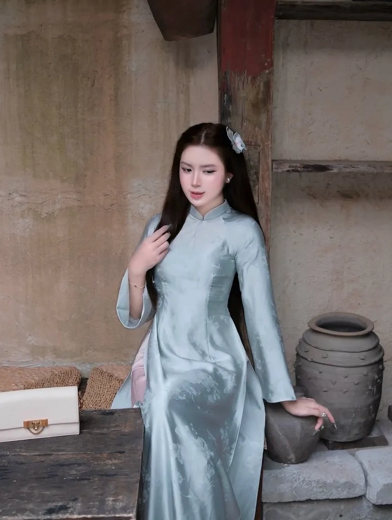 Cô gái Việt Nam duyên dáng dạo bước trên phố đông trong trang phục áo dài