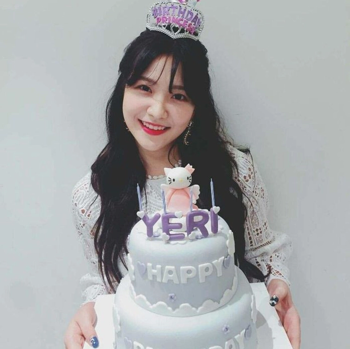 Cô gái vô cùng tươi tắn rạng rỡ cầm chiếc bánh kem ngọt ngào để chúc mừng sinh nhật
