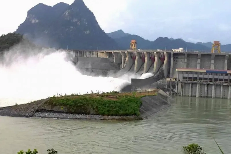 Cô gái với góc nghiêng thần thánh mang vẻ đẹp buồn man mác