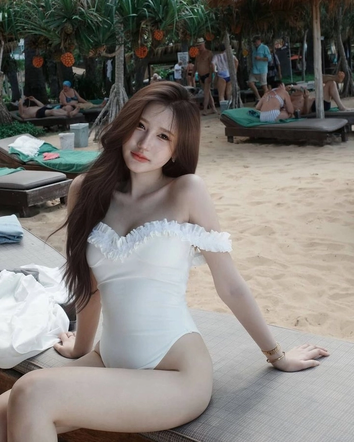 Cô gái với phong thái thanh lịch đoan trang trong bộ trang phục dạo phố
