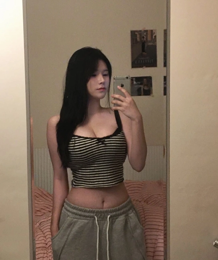Cô gái xinh đẹp chụp ảnh selfie hút hồn người xem bằng ánh mắt trong veo