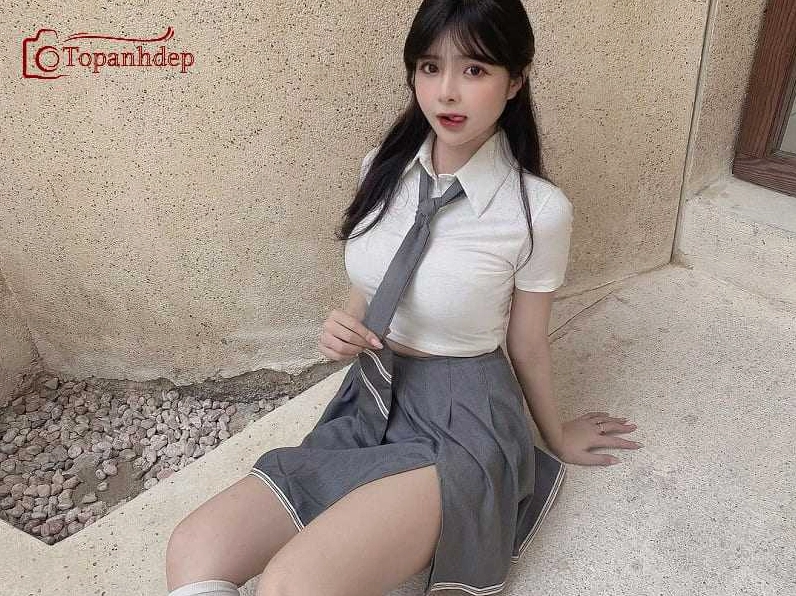 Cô gái xinh đẹp khoe dáng quyến rũ trong chiếc váy xếp ly siêu ngắn