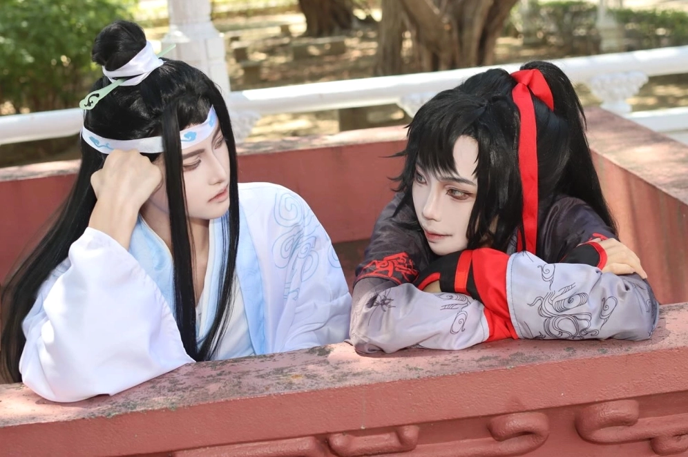 Cô gái xinh đẹp lộng lẫy trong bộ hán phục cổ trang màu xanh