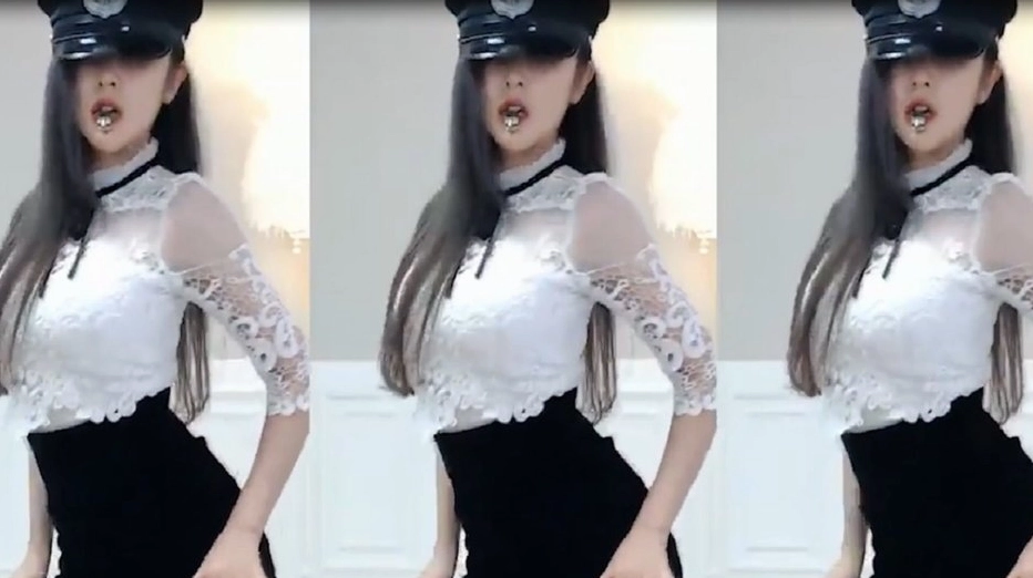 Cô gái xinh đẹp mặc bikini hồng nhạt hồn nhiên bên bờ biển