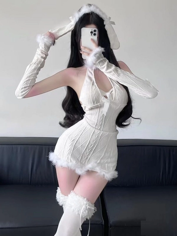 Cô gái xinh đẹp mặc bikini khoe dáng nuột nà trước gương