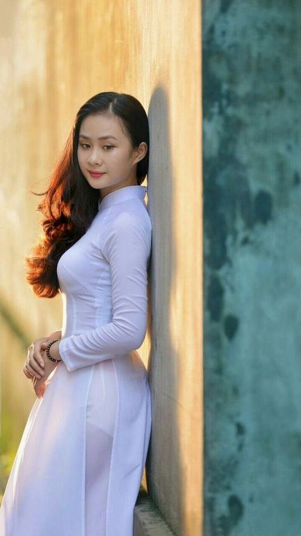 Cô gái xinh đẹp mặc chiếc áo dài trắng mỏng siêu mỏng đầy cuốn hút
