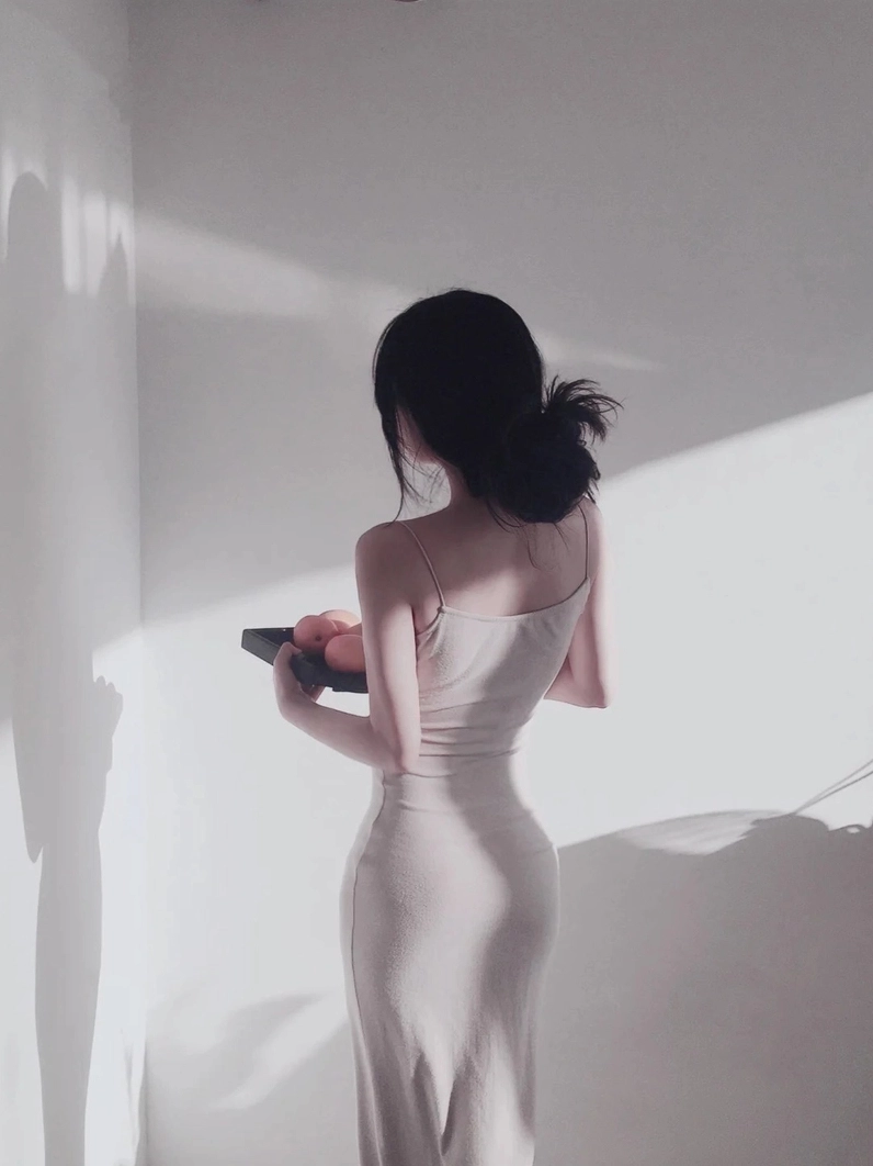 Cô gái xinh đẹp mặc đầm body màu tối bó sát tôn lên vóc dáng thon gọn cực kỳ cuốn hút