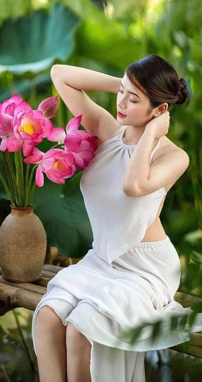 Cô gái xinh đẹp nổi bật trong chiếc áo yếm màu đỏ thắm rạng rỡ