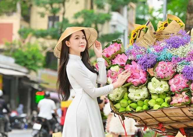 Cô gái xinh đẹp rạng rỡ khoe sắc giữa tiết trời mùa thu Hà Nội lãng mạn