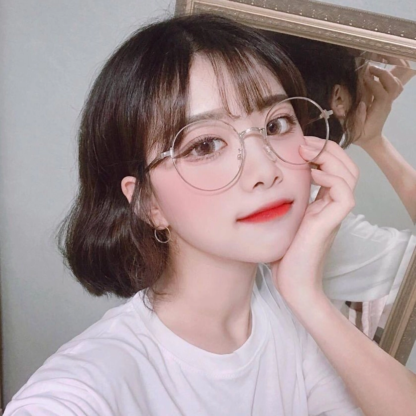 Cô gái xinh đẹp với mái tóc ngắn bồng bềnh tự nhiên trong ánh nắng