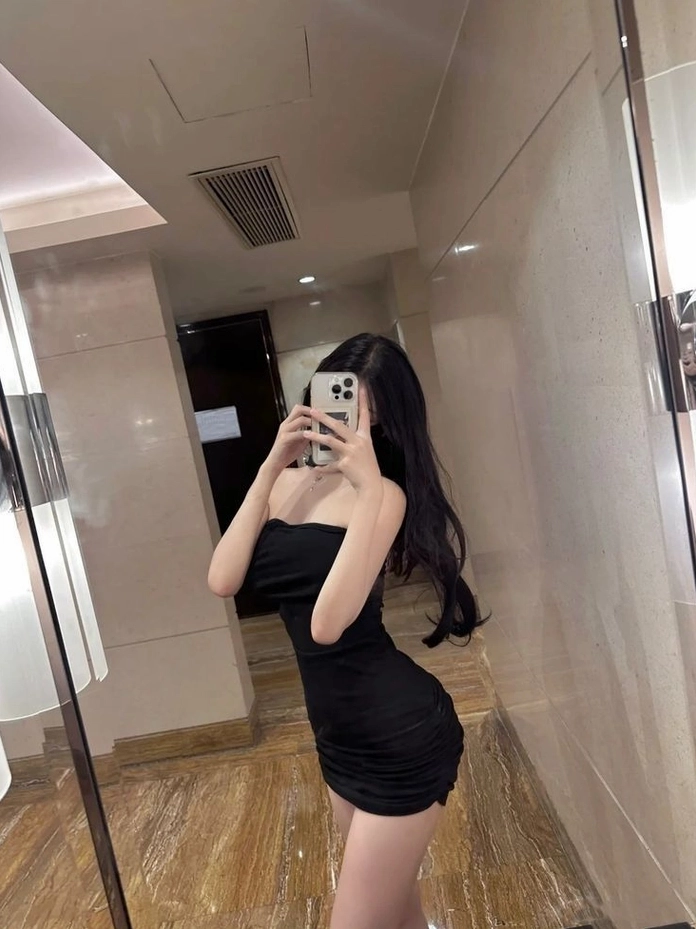 Cô gái xinh xắn diện váy ngắn tự tin khoe trọn vóc dáng thanh mảnh chuẩn người mẫu