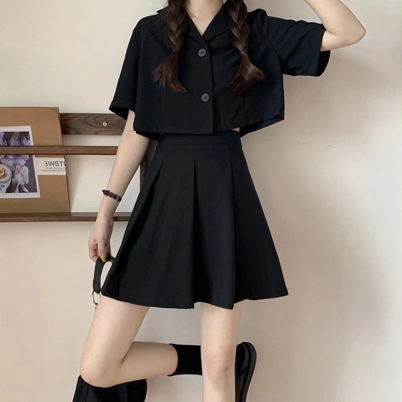 Cô gái xinh xắn khoe dáng gợi cảm trong chiếc váy ngắn đen đầy cuốn hút