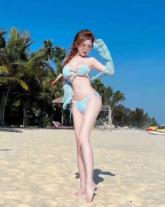 Cô gái xinh xắn khoe dáng khỏe khoắn trong bộ bikini trên bãi biển ngập nắng