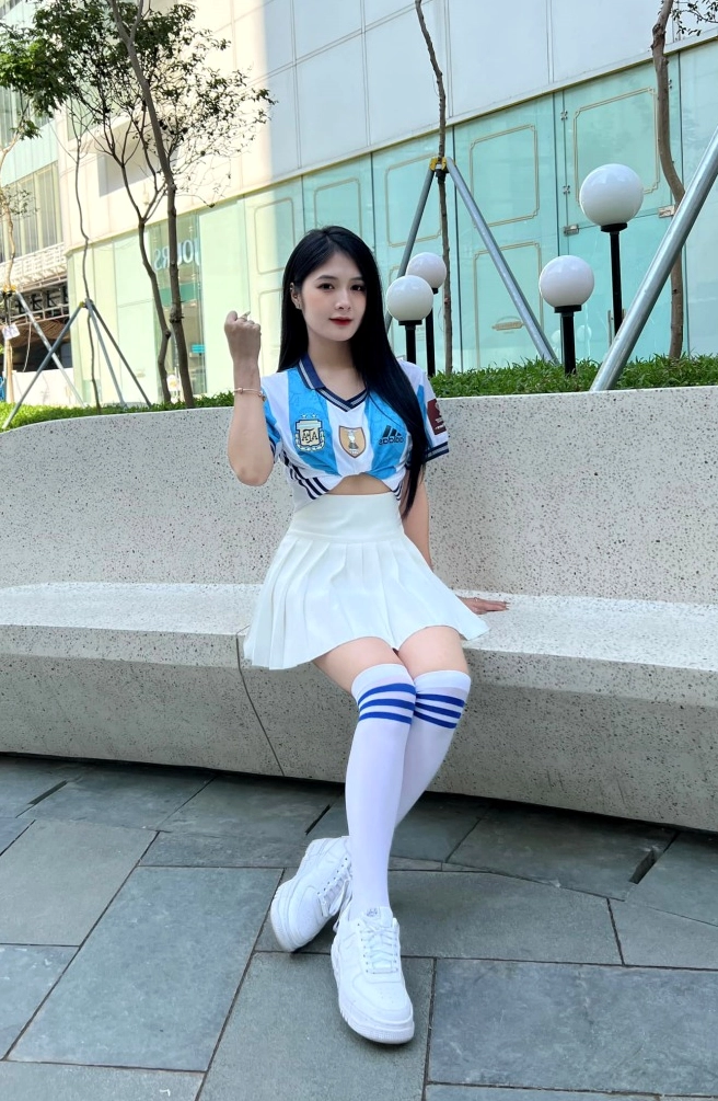 Cô gái xinh xắn trổ tài dự đoán tỷ số bóng đá với vẻ mặt vô cùng tự tin