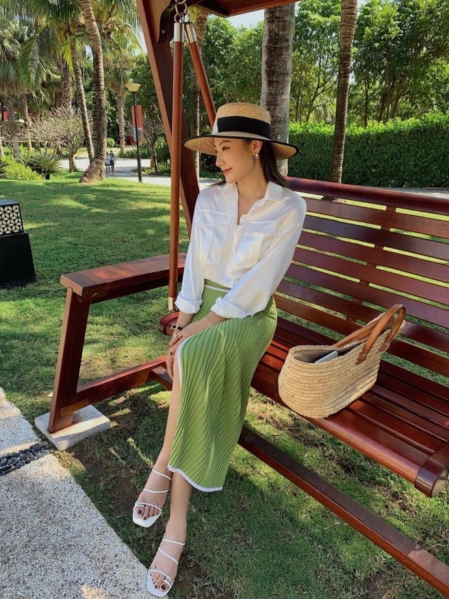 Cô nàng cá tính phá cách với chân váy xanh xẻ tà sành điệu
