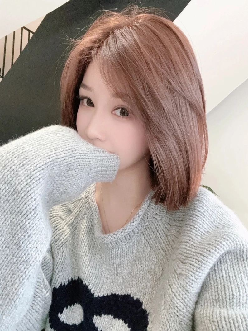 Cô nàng cá tính với mái tóc ngắn sành điệu đội mũ sụp che mặt tạo dáng cực cool ngầu