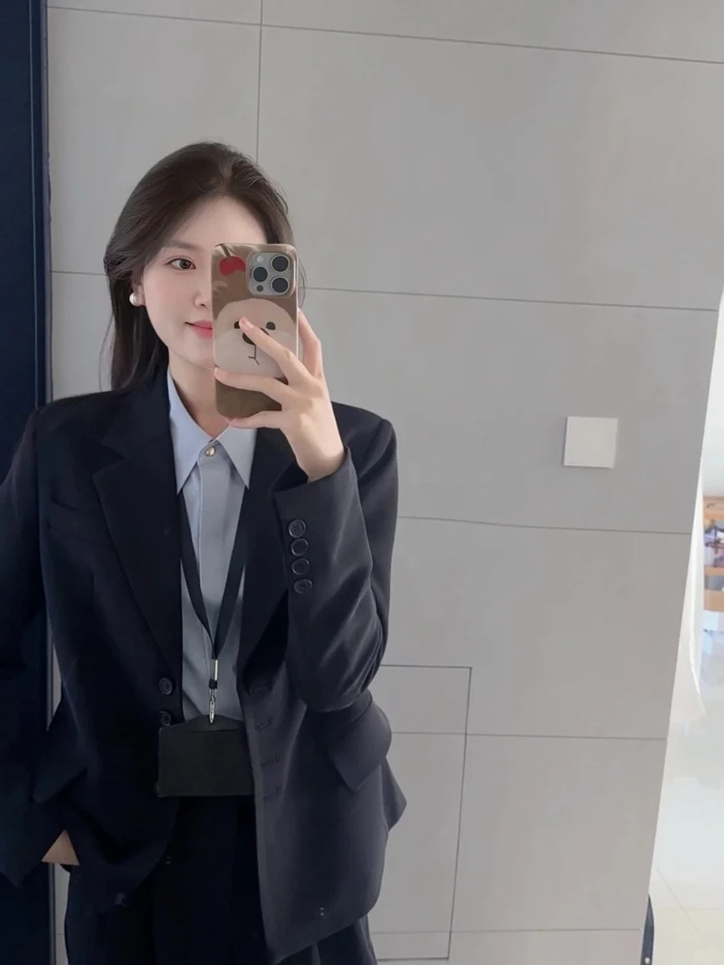 Cô nàng công sở xinh đẹp trong trang phục thanh lịch tỏa sáng với nụ cười rạng rỡ