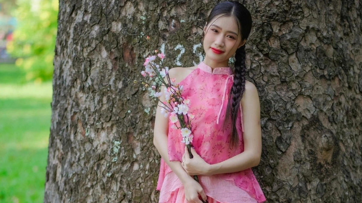 Cô nàng dễ thương tạo dáng đáng yêu phù hợp làm ảnh nền máy tính không bị méo góc