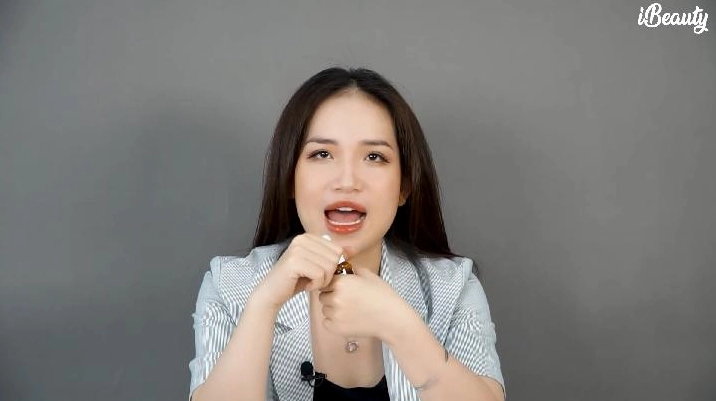 Cô nàng gái xinh mặc bikini đen thả dáng đầy quyến rũ bên hồ bơi