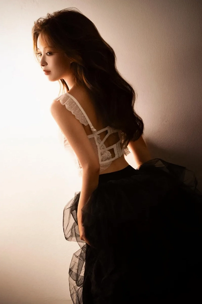 Cô nàng hot girl facebook tự tin khoe vòng eo con kiến
