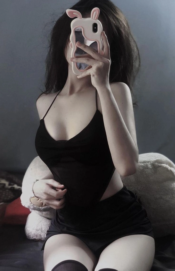 Cô nàng hot girl nhí nhảnh tạo dáng vô cùng đáng yêu trong bộ váy ngắn xếp ly