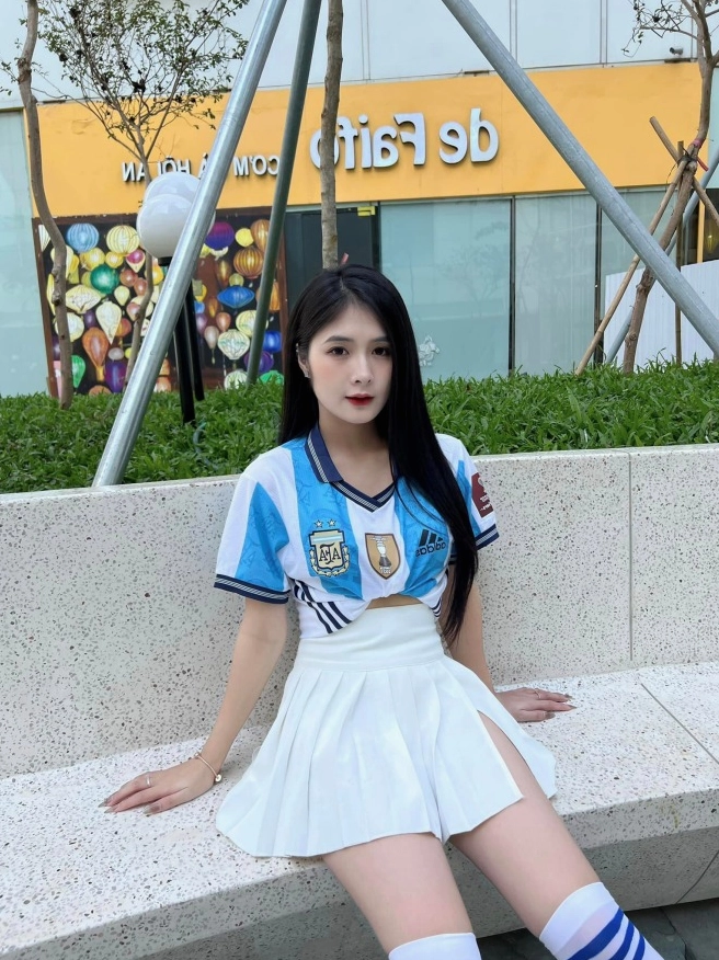 Cô nàng hot girl Quỳnh Alee rạng rỡ trong chiếc áo đội tuyển Argentina cực kỳ cuốn hút