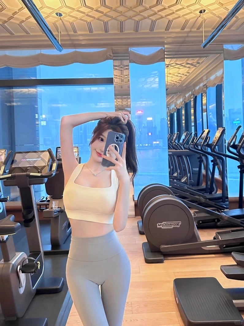 Cô nàng khoe trọn body cân đối hoàn hảo trong trang phục tập gym chuyên dụng