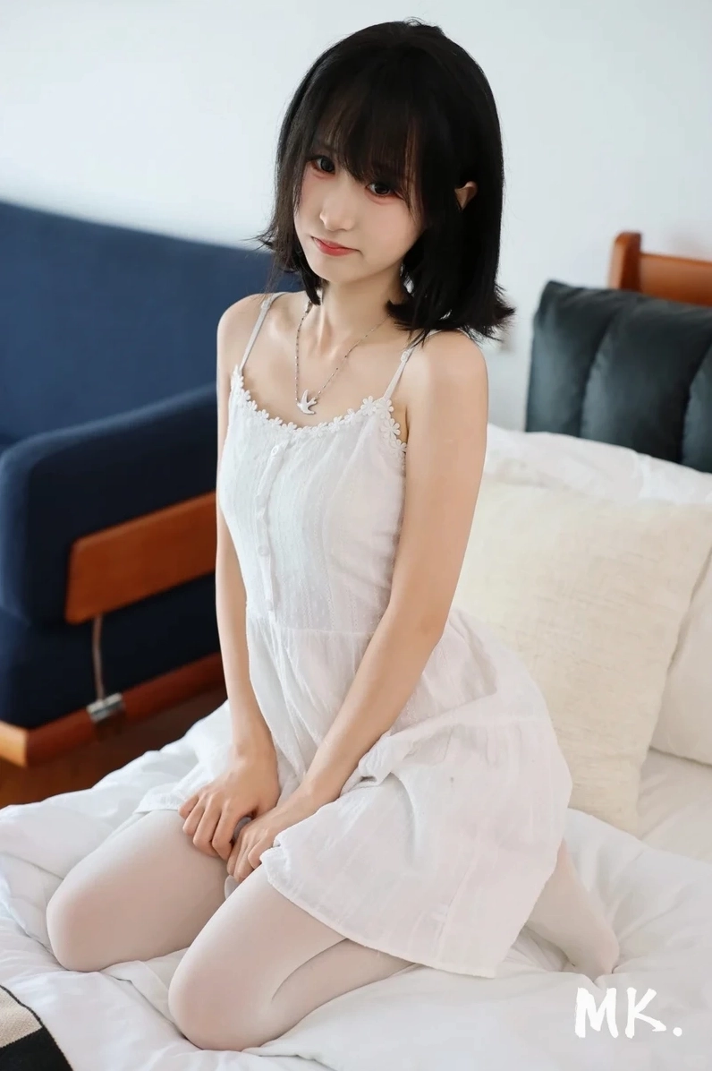 Cô nàng khoe trọn nét gợi cảm đầy cuốn hút trong chiếc váy hai dây mỏng manh