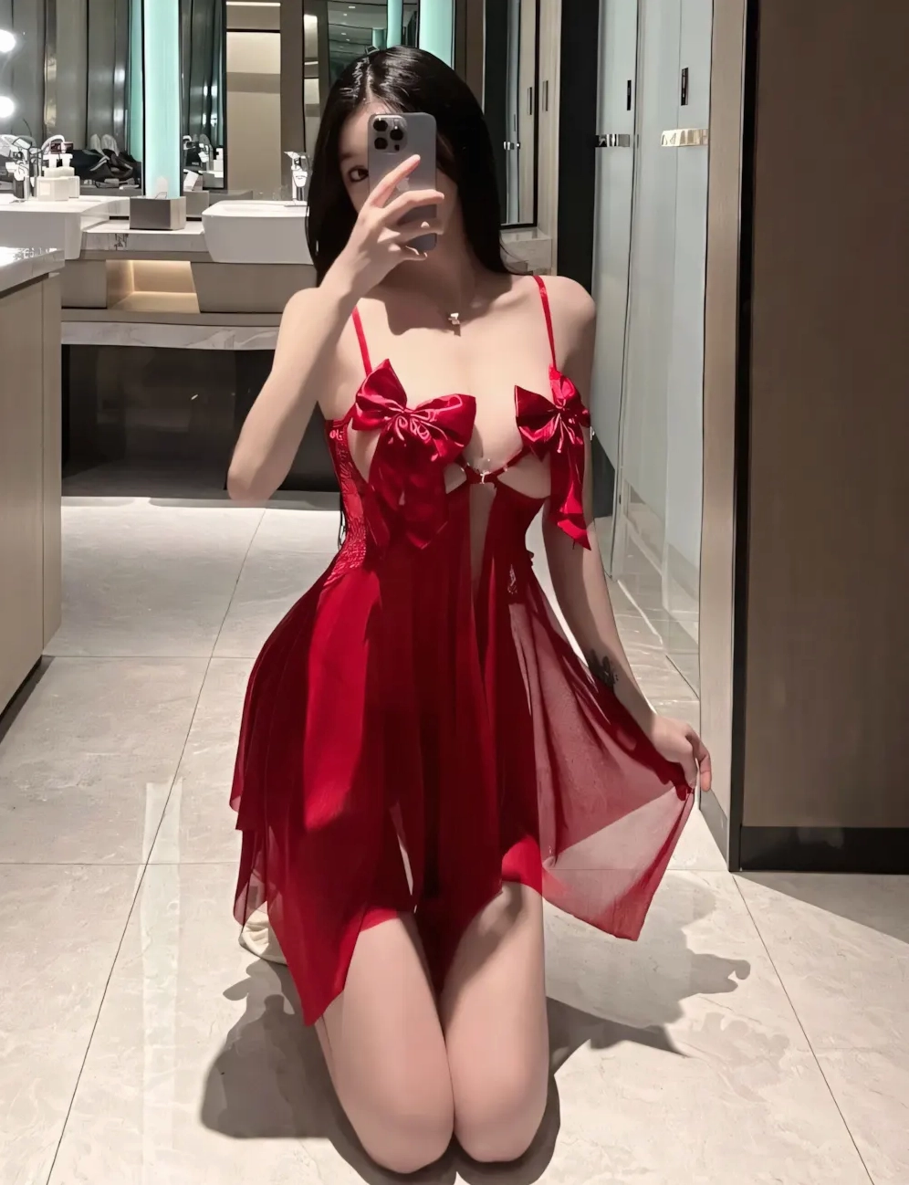Cô nàng khoe vẻ đẹp gợi cảm khó cưỡng trong thiết kế váy ngủ phối ren mờ ảo