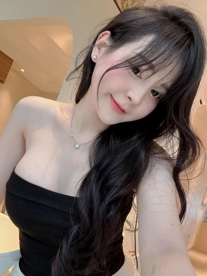 Cô nàng mang đậm phong cách nhẹ nhàng đằm thắm của lứa tuổi 2005