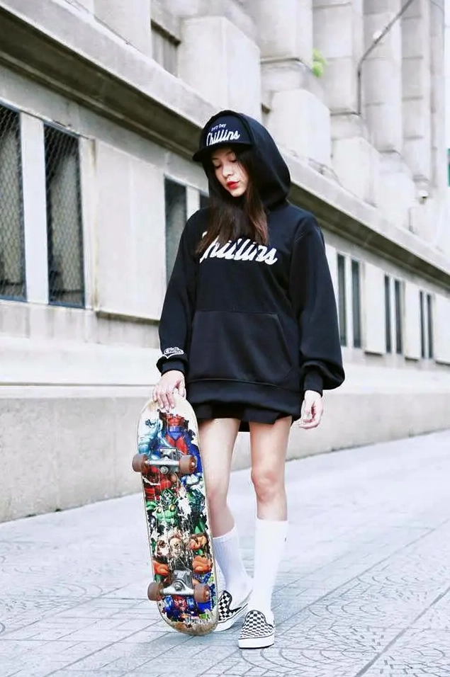 Cô nàng năng động phối áo hoodie nữ cùng quần short trẻ trung