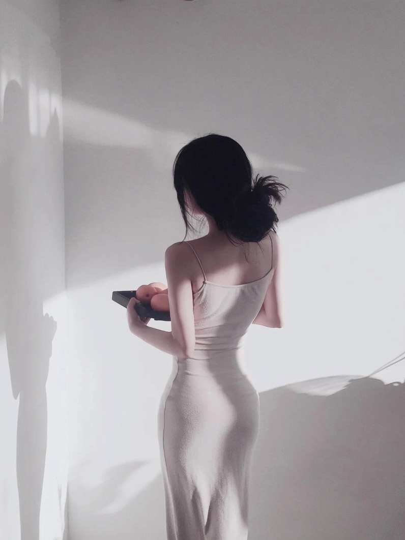 Cô nàng nóng bỏng tự tin thả dáng với mẫu váy body ôm trọn ba vòng hoàn hảo