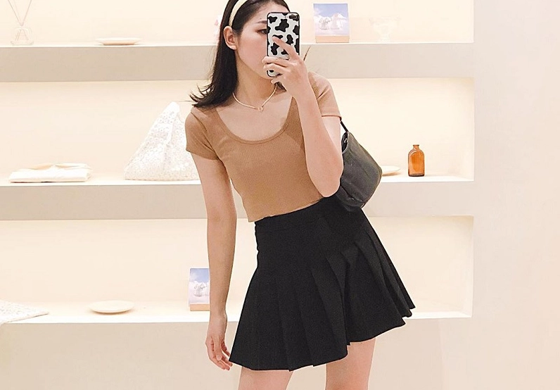 Cô nàng sành điệu chụp ảnh selfie trước gương khoe khéo set đồ váy xếp ly thời thượng