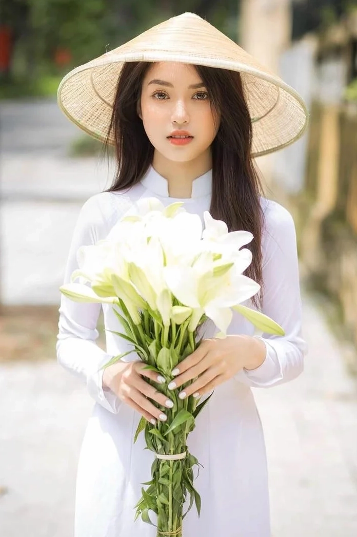 Cô nàng sành điệu khoe dáng chuẩn trong thiết kế áo dài trắng hiện đại