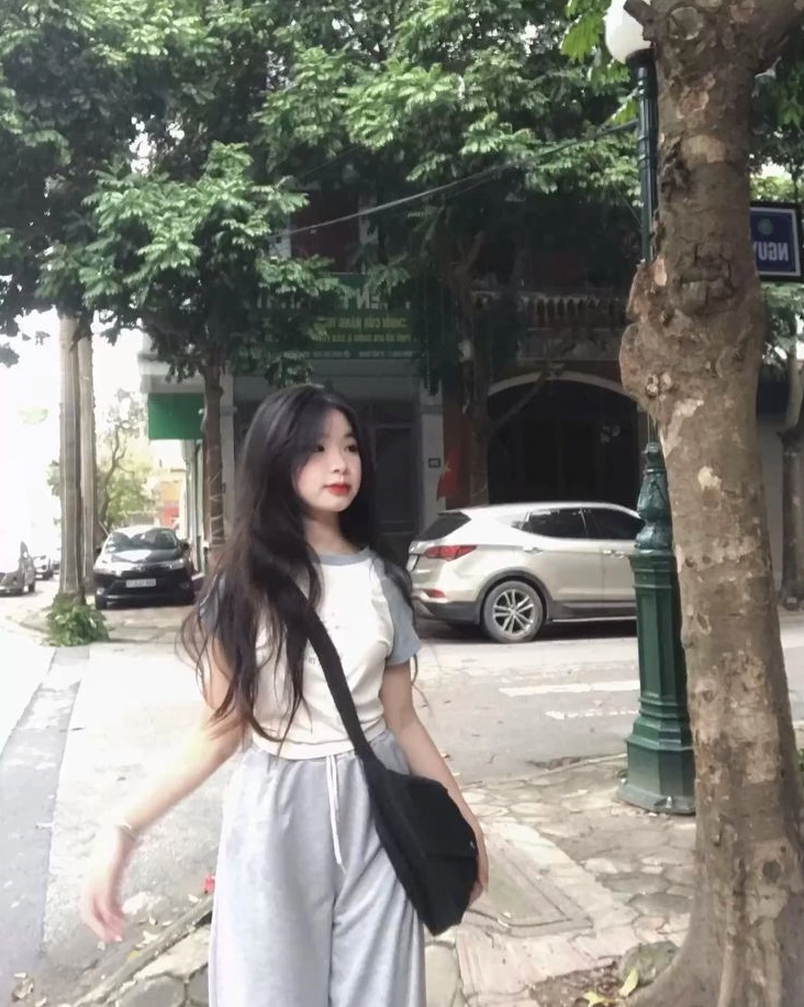Cô nàng sinh năm 2008 tươi tắn mỉm cười trước ống kính
