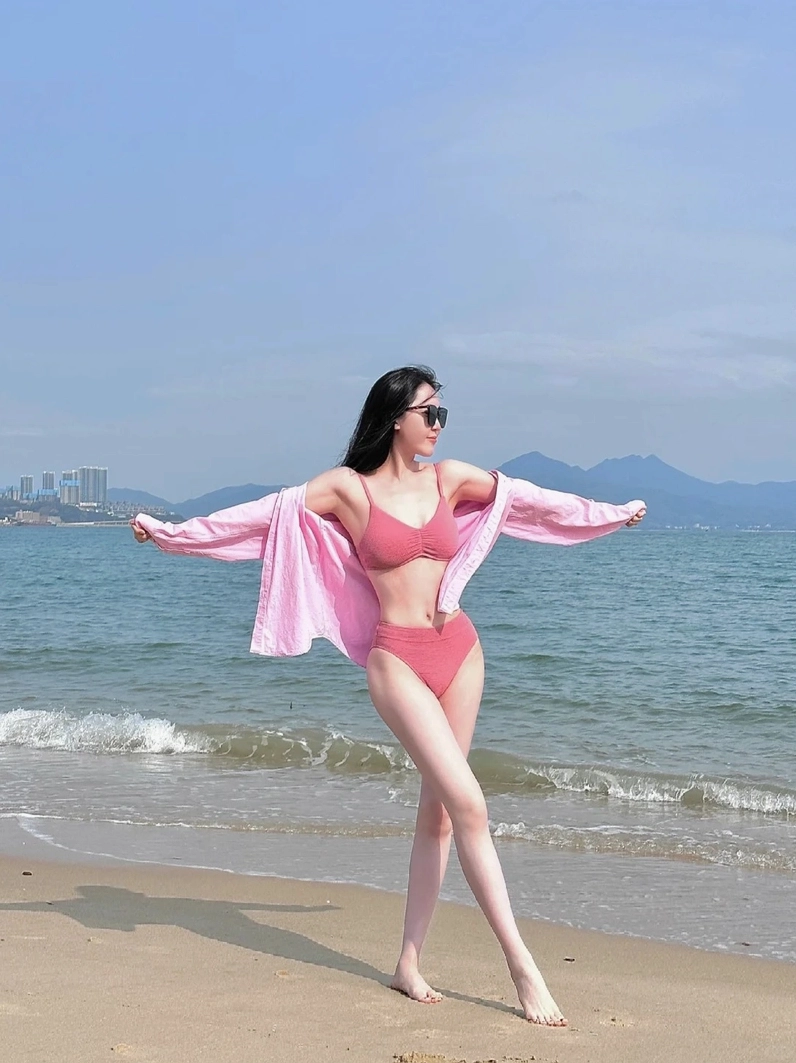 Cô nàng tiktoker xinh xắn tạo dáng nhí nhảnh trong bộ đồ bơi dễ thương